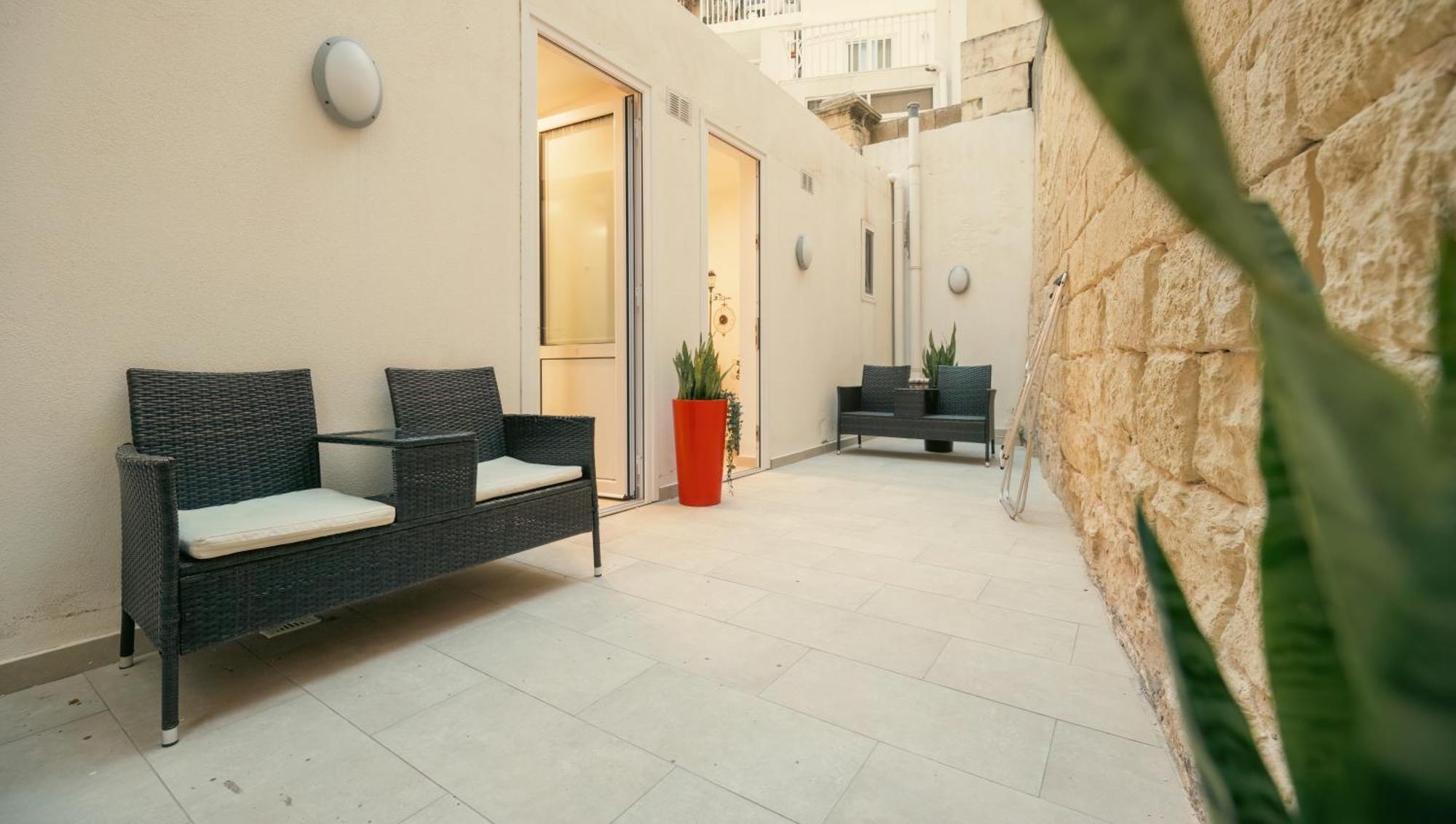 Sliema Central O'Clock Malta Exterior photo